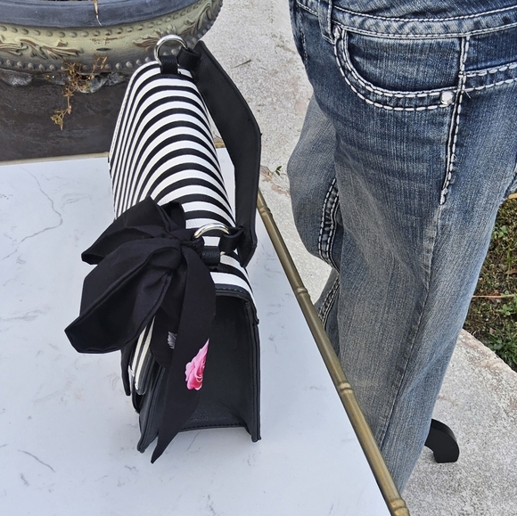 BETSEY JOHNSON RARE BLACK/WHITE STRIPPED w/ EMPOWERING SCARF TOP HANDEL - Picture 4 of 8